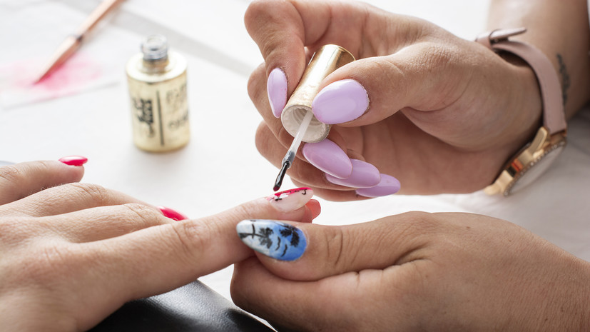 Дерматолог Жовтан посоветовала отказаться от гель-лака на зимний период
