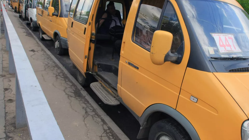 Подростка под Омском силой высадили из маршрутки из-за отказа уступить место