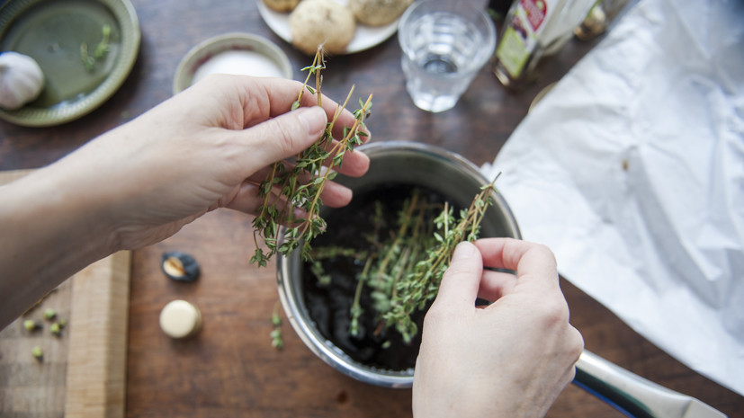 Биолог Опарин: некоторым людям противопоказаны чабрец и мята