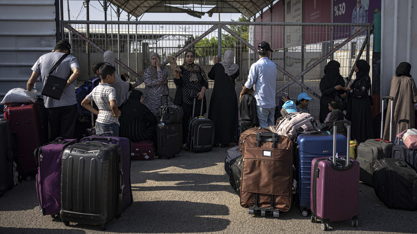 Al Jazeera: десятки застрявших в Египте палестинцев начали возвращаться в Газу