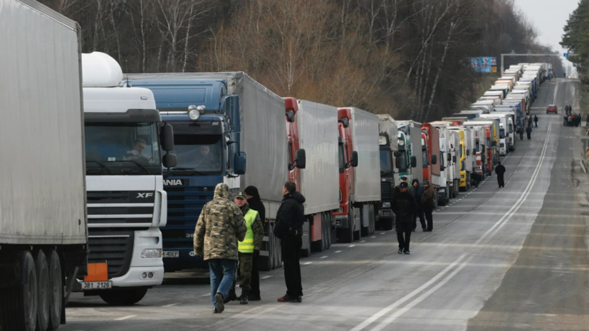 Польский депутат Туманович раскритиковал нацистские лозунги украинцев на границе