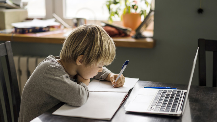 Школы в пяти уездах Румынии перевели на дистанционное обучение из-за непогоды