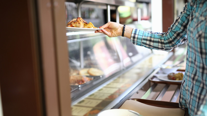 Суд приостановил работу столовой в Петербурге из-за отравления 49 человек