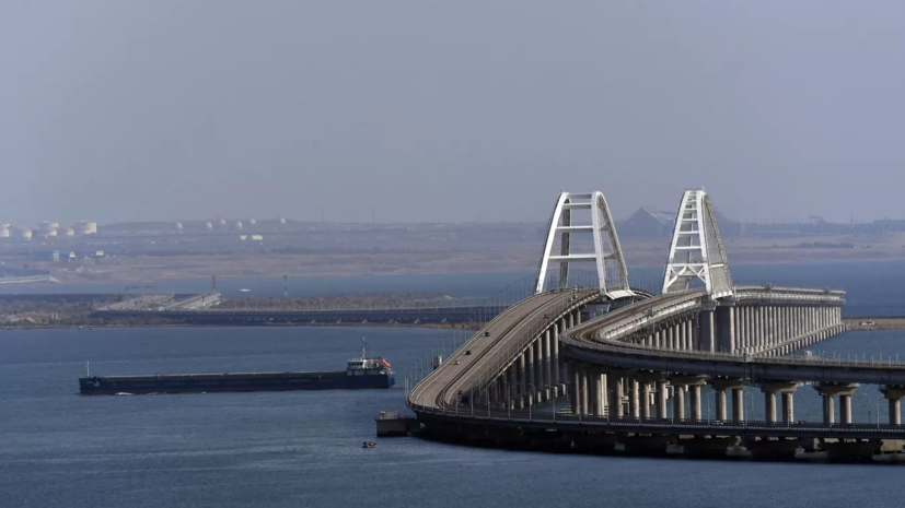 Движение автотранспорта по Крымскому мосту приостановили