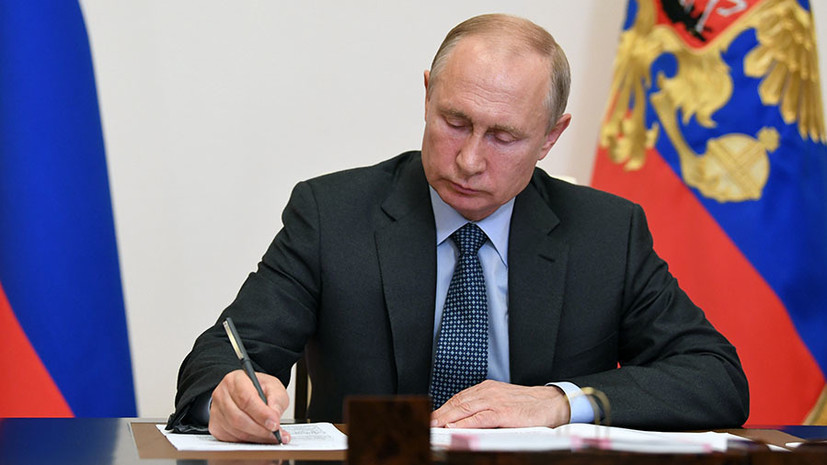 Путин подписал закон об увеличении МРОТ до 19 242 рублей в 2024 году