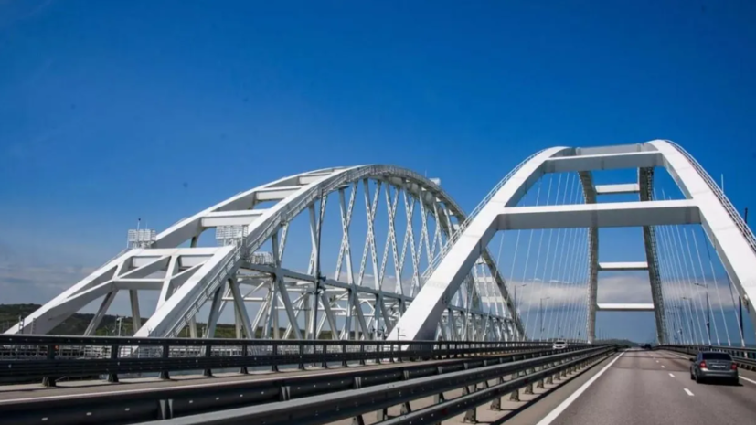 Движение по Крымскому мосту возобновлено спустя час после приостановки