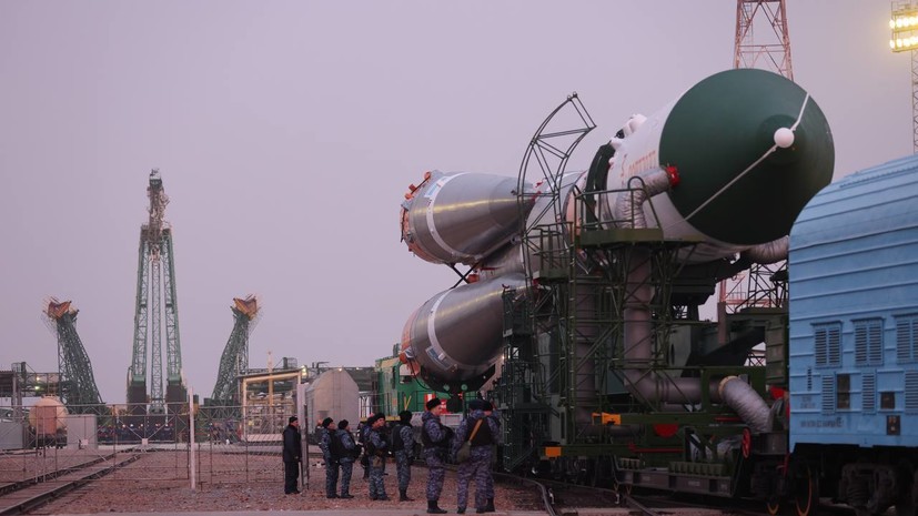 Ракету с кораблём «Прогресс МС-25» установили на стартовый стол на Байконуре