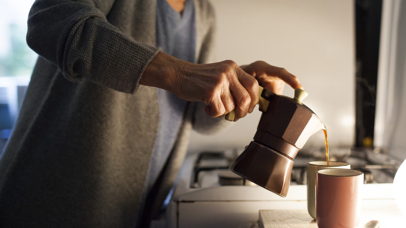 Сомнолог Валеева: отказ от алкоголя и кофеина может помочь наладить сон