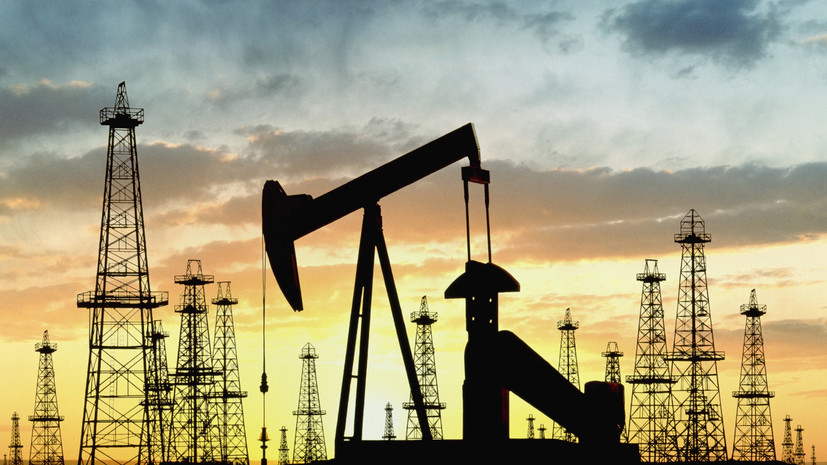 «Сыграть на опережение»: как решение ОПЕК+ дополнительно снизить поставки нефти может отразиться на её цене