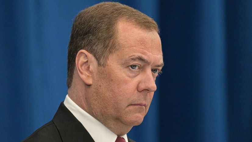 Медведев: на службу по контракту с начала года принято более 452 тысяч человек