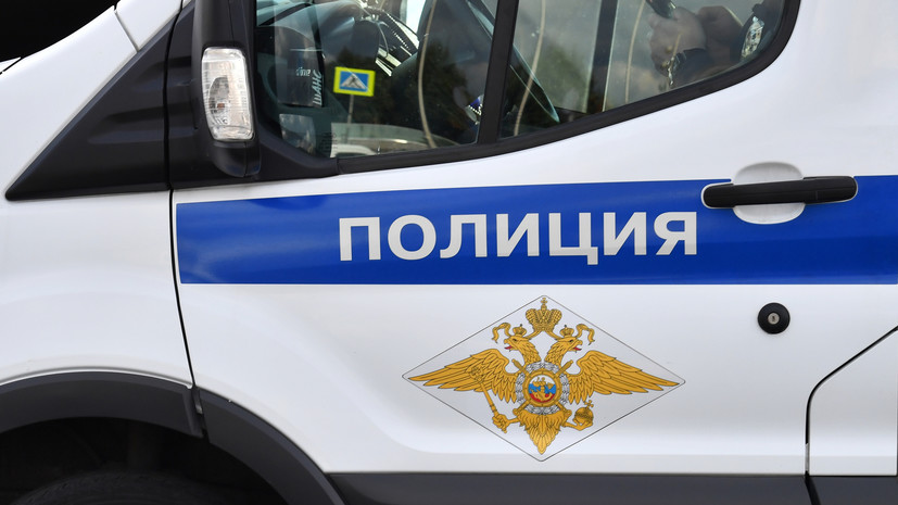 В Петербурге курьер угрожал водителю топором и повредил такси