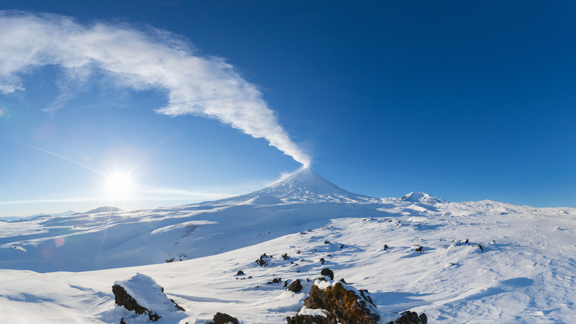 Ключевской вулкан на Камчатке дважды за день выбросил пепел