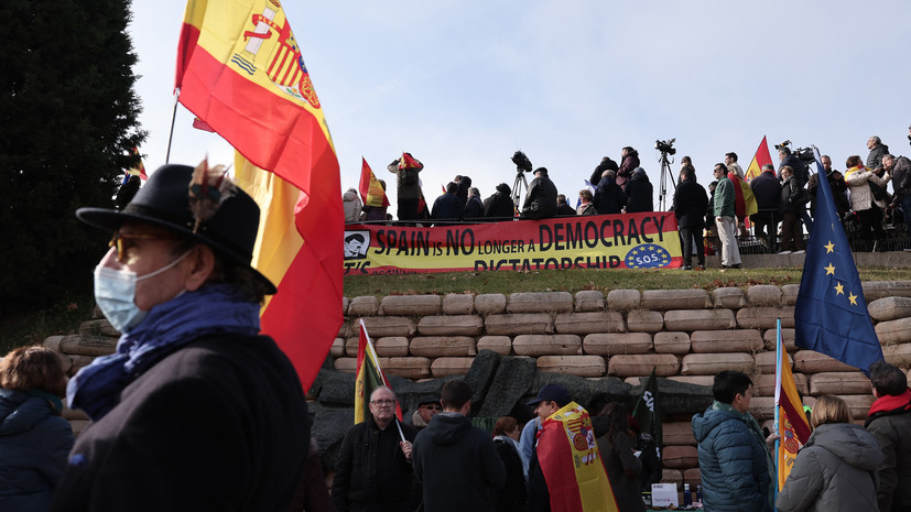 В Мадриде тысячи испанцев протестуют против переизбранного премьера Санчеса