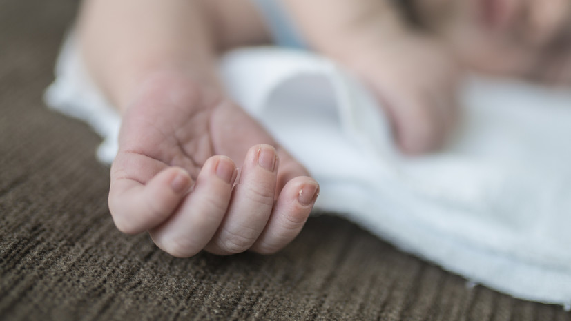 На Урале полуторагодовалый малыш насмерть замёрз на пороге дома