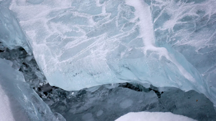 В Петербурге мужчина спас провалившуюся под лёд девочку