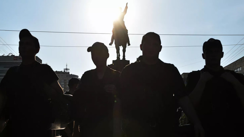 Памятник офицеру Николаю Щорсу начали демонтировать в Киеве