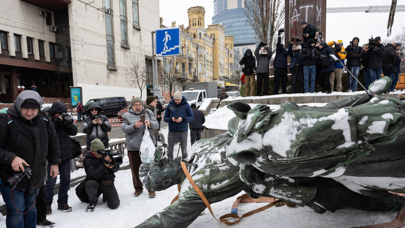 Медведев назвал снос советских памятников в Польше омерзительным и недопустимым