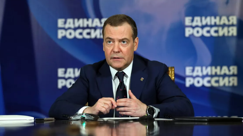 Медведев: в использовании ИИ при подготовке правовых актов нет ничего плохого