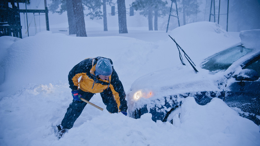 Автоэксперт Сажин рассказал о способах очистить автомобиль от снега
