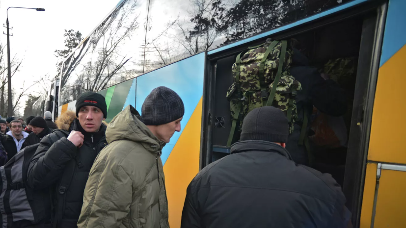 «СТРАНА.ua»: на улицах Львова начали уговаривать мужчин заключать контракт с ВСУ