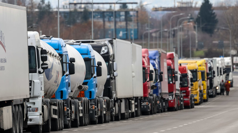 ICTV: украинский дальнобойщик умер в очереди на границе с Польшей