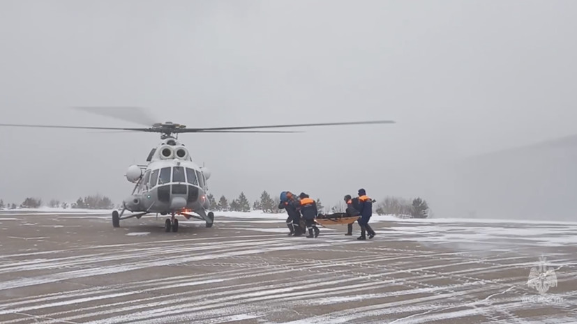 Вертолёт Ми-8 МЧС России отправился к пострадавшим охотникам в тайге