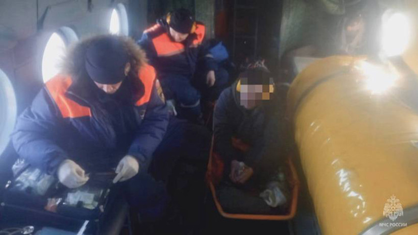 Спасатели МЧС подняли на борт вертолёта Ми-8 пострадавшего в тайге охотника