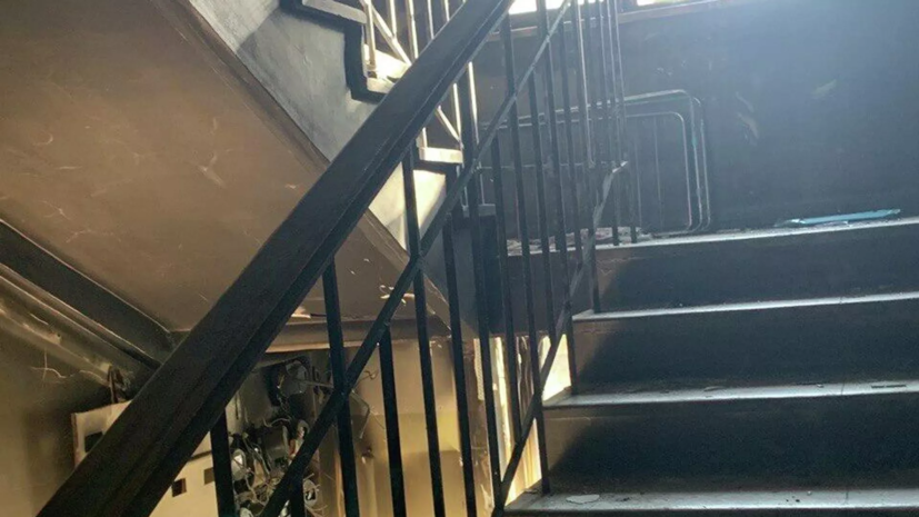 Завёрнутого в плед младенца обнаружили на лестнице в доме в Воронежской области