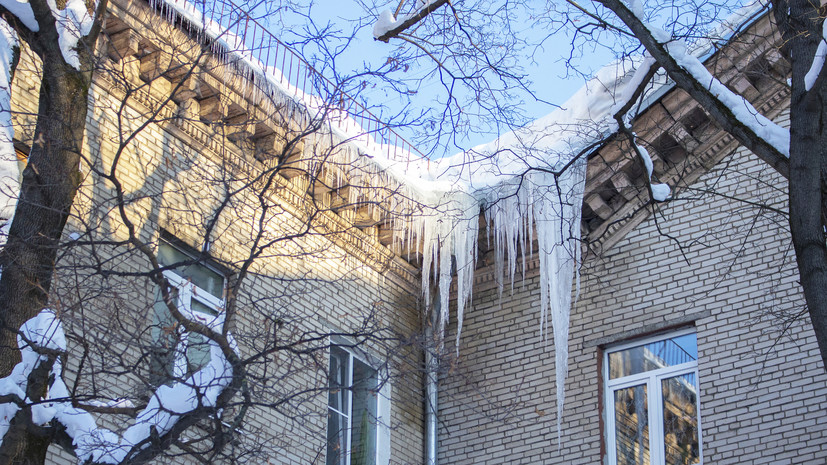 РИА Новости: четверо пострадали из-за падения льда с крыши военкомата в Люберцах