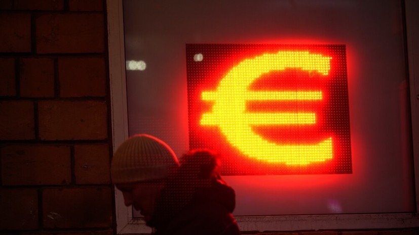 Курс евро превысил 100 рублей впервые с 7 декабря