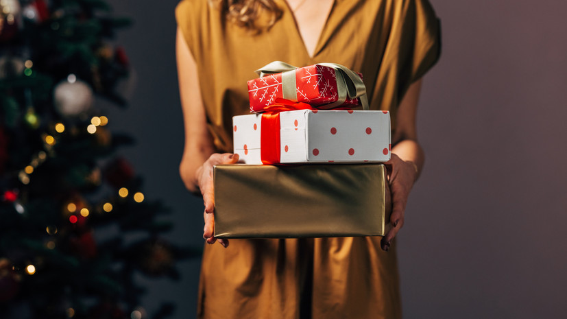 Специалист по этикету рассказала о самых бесполезных подарках на Новый год