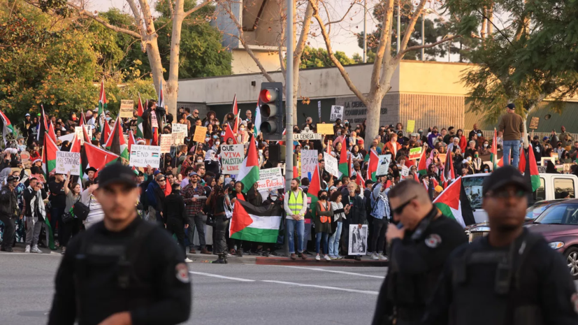 Сотни жителей Лос-Анджелеса 24 декабря вышли на пропалестинскую акцию протеста