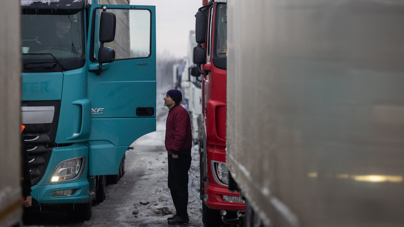 В очереди на заблокированных Польшей КПП стоит около 3400 фур с Украины