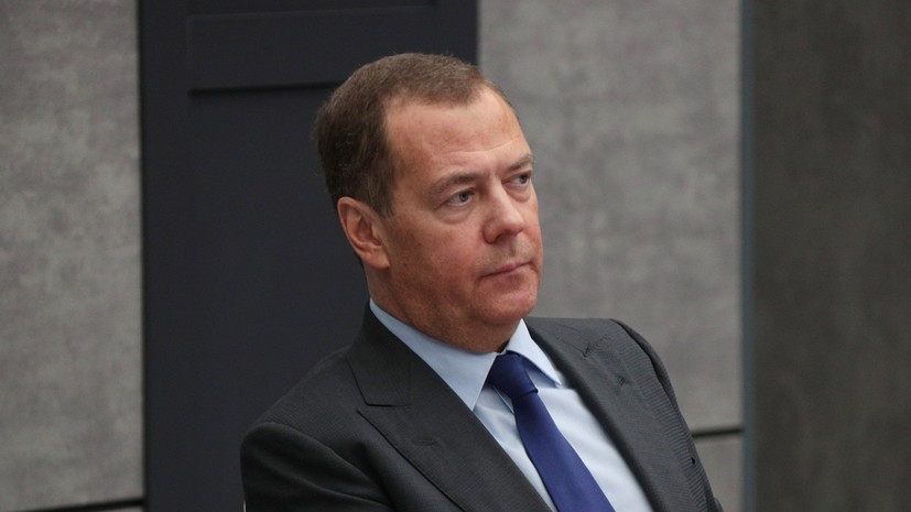 Медведев: Россия ударит по иностранной военной базе на Украине при её появлении