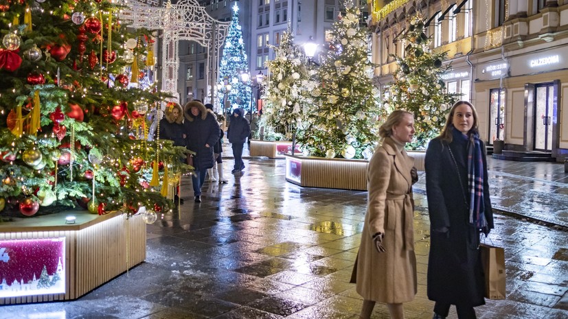 Москву украсили 1500 праздничных плакатов в честь Нового года и Рождества