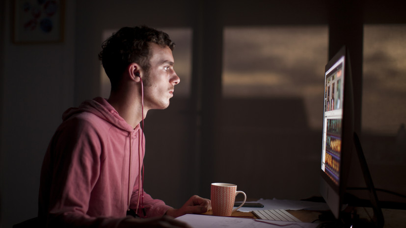 Офтальмолог Шилова: работа за компьютером по вечерам может вызвать бессонницу