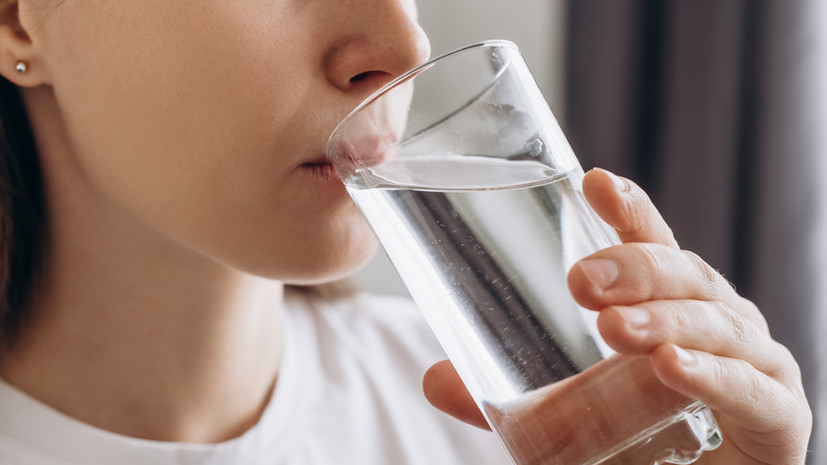 Косметолог Кондрахина посоветовала пить больше воды зимой