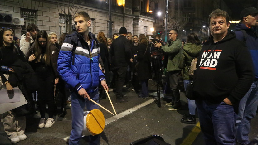 Спецкор RT: протестующих в Белграде 26 декабря собралось меньше, чем накануне