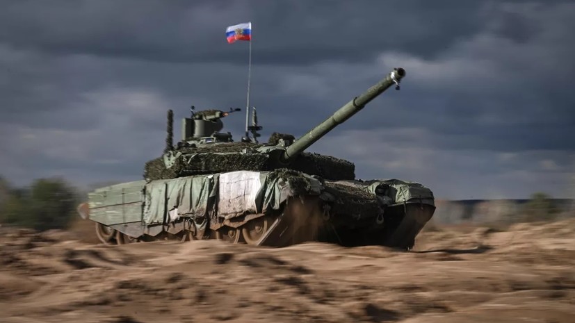 Спецкор RT показал, как экипаж танка Т-90 выполняет задачи на Донецком фронте