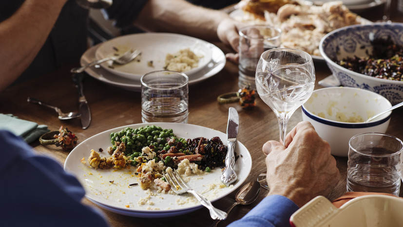 Врач Парамонов посоветовал в случае переедания пить тёплые напитки и двигаться
