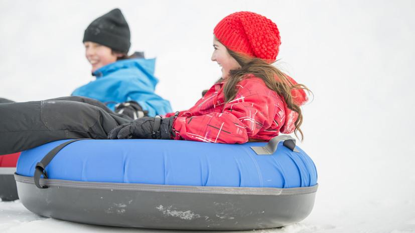 Травматолог Бацаленко посоветовал надевать шлем при катании ребёнка на горке