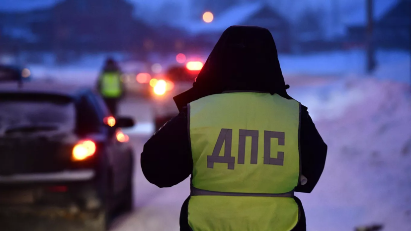 Автомобиль сбил пешехода на тротуаре после аварии на Рублёвском шоссе в Москве