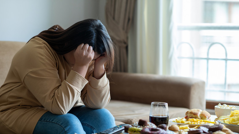 Психолог Соловьёва объяснила переедание попыткой справиться со стрессом