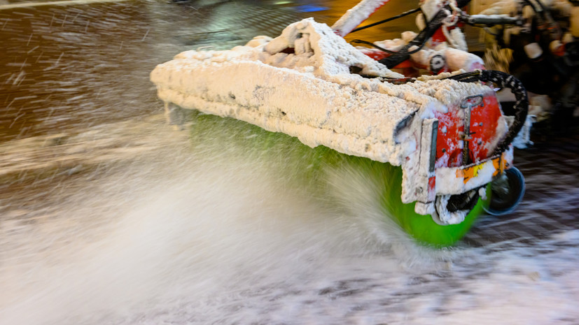 В Тюмени службы ЖКХ устраняют последствия сильных снегопадов