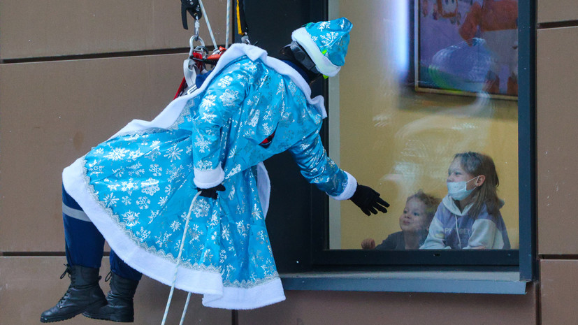 В Москве спасатели в костюмах Деда Мороза поздравили пациентов Морозовской ДГКБ
