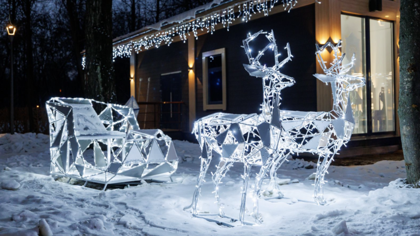 В трёх московских парках открылись сказочные усадьбы Деда Мороза