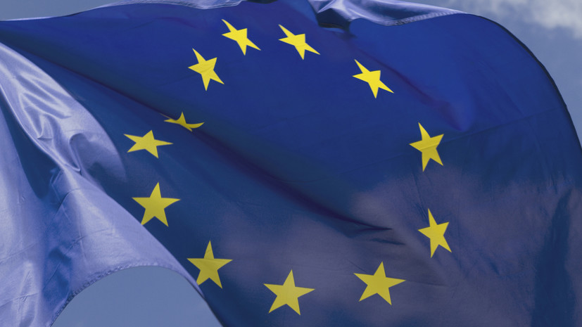 Протестующие в Белграде размахивают флагами Евросоюза