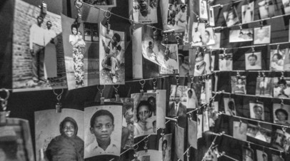 Фотографии известных жертв геноцида в Руанде 1994 года. Линия Стены Мемориала геноцида Кигали, Руанда