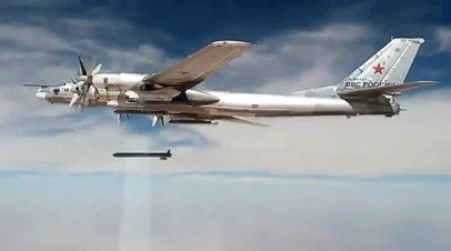 Стратегический бомбардировщик-ракетоносец Ту-95МС выпускает стратегическую крылатую ракету