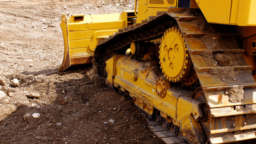 Рабочий пострадал из-за наезда экскаватора на мину в Белгородской области